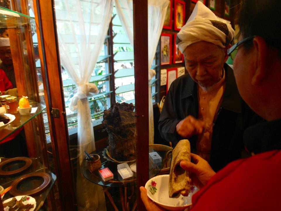 Tok Guru Nik Aziz melawat galeri Min House Camp di Kelantan, Malaysia